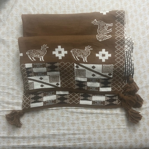 Peruvian Alpaca Brown and White Patterned open Poncho with Tassels. Reversible. - Picture 4 of 9